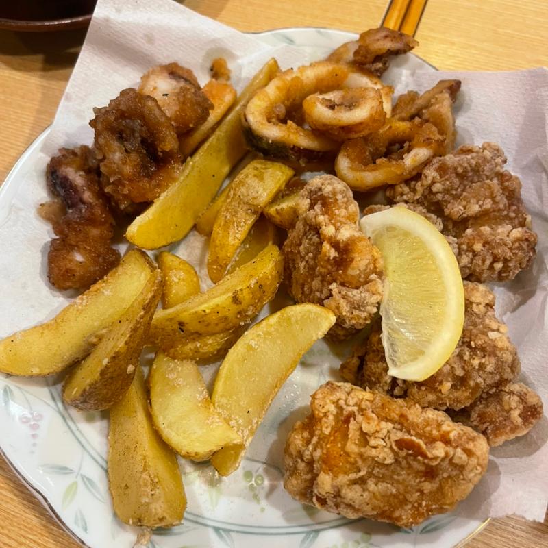 唐揚げ盛り合わせ(武州うどんあかね&みどりダイニング)