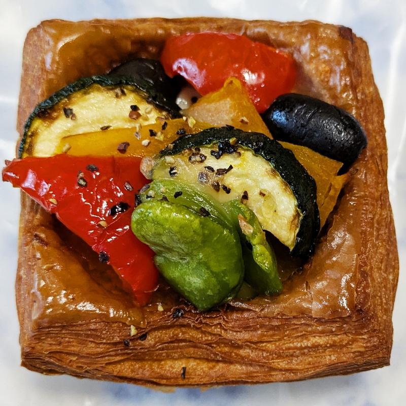 夏野菜デニッシュ・アンチョビオリーブ(カメハチベーカリー)