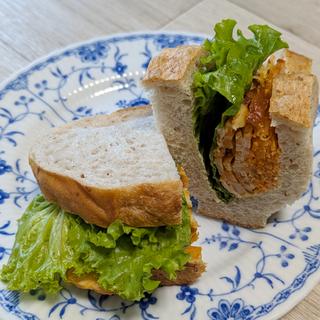 タンドリーチキンサンド(カメハチベーカリー)