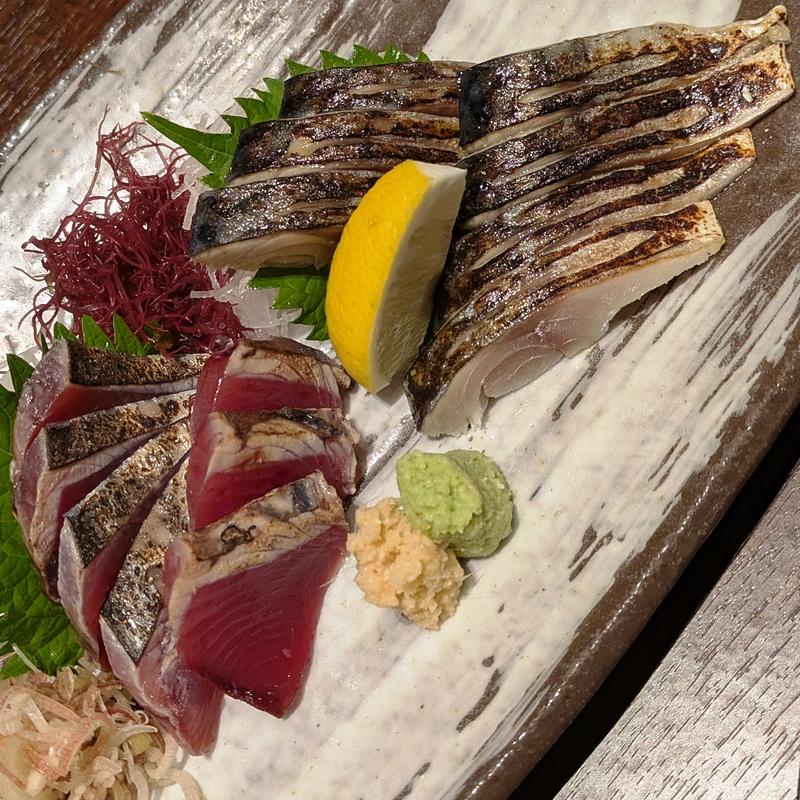 鰹のタタキと炙り〆サバ(さかなさま 日比谷店 ー海鮮居酒屋ー（新橋・虎ノ門）)