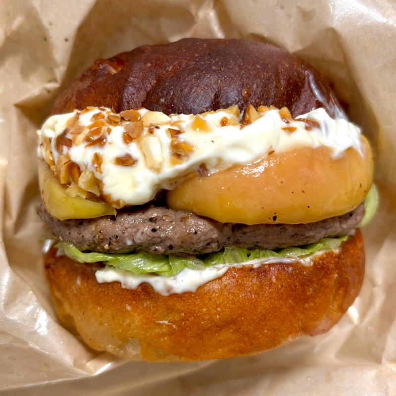 サワークリームと焼きリンゴバーガー(レザートランプキッチン （LEATHER TRAMP KITCHEN）)