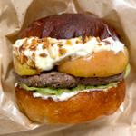 サワークリームと焼きリンゴバーガー(レザートランプキッチン （LEATHER TRAMP KITCHEN）)