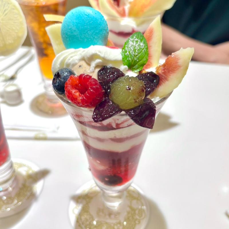 無花果と柘榴のリコッタチーズムースパフェ(渋谷西村フルーツ 道玄坂本店)