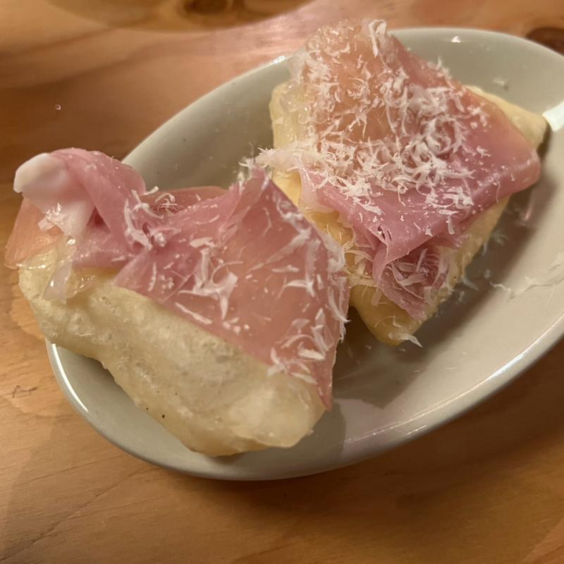 生ハムとニョッコフリット(イタリア風揚げパン)(アタラヨ.)