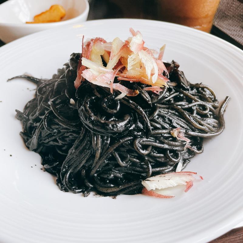 イカとトマトと茗荷のイカスミ(ソーハングリー)