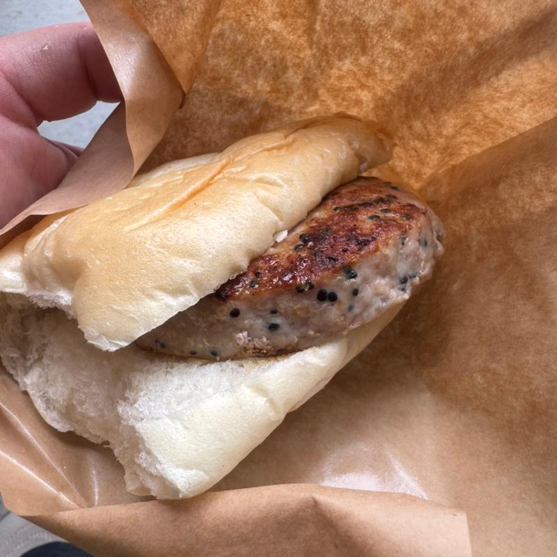 キヌア入りハンバーガー(ペルーパビリオン)