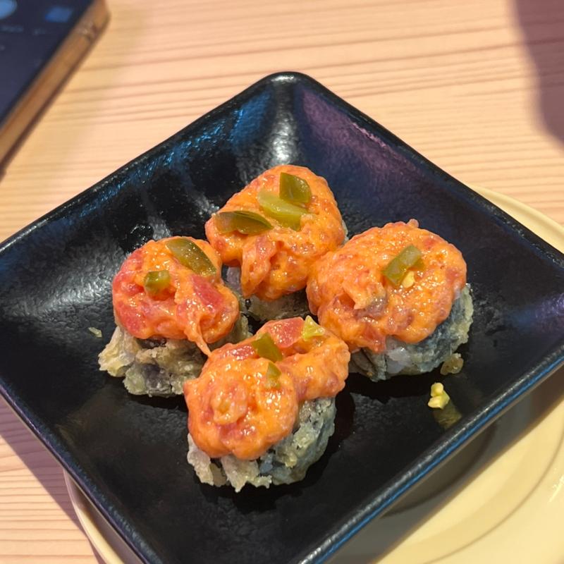クリームチーズの揚げ巻きスパイシーツナのせ(スシロー 未来型万博店)