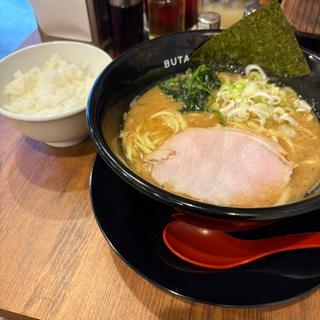 濃厚豚ソバ(濃厚豚骨醤油ラーメン ブタシャモジ 新潟駅前店)