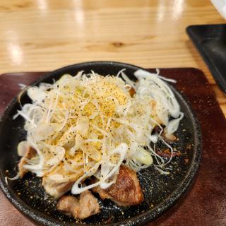 みやざき地頭鶏のスパイス鉄板焼(鳥貴族 県庁前国際通り店)