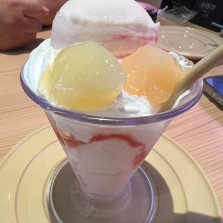 たっぷり桃づくし パフェ