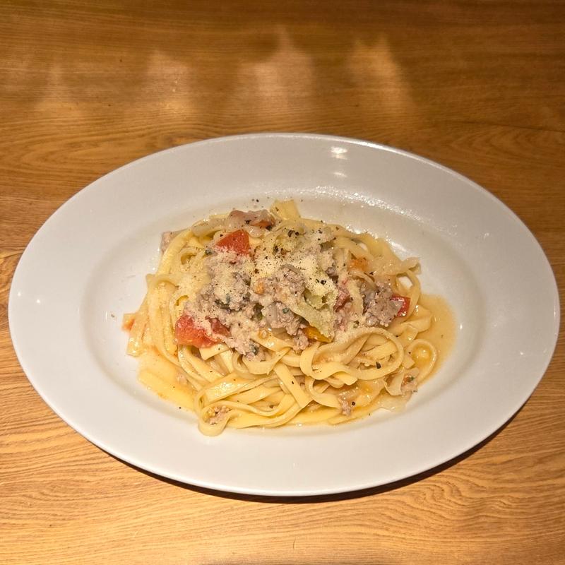 自家製サルシッチャとキャベツのビアンコソース(マンジャ エ ベーヴィ)