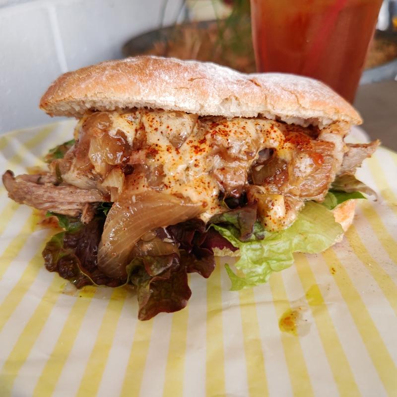 週替りサンドイッチ(プルドポークとチェダーチーズ・オニオンソテー)(フードスタンドマガリ)