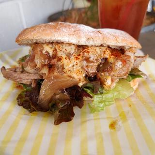 週替りサンドイッチ(プルドポークとチェダーチーズ・オニオンソテー)(フードスタンドマガリ)
