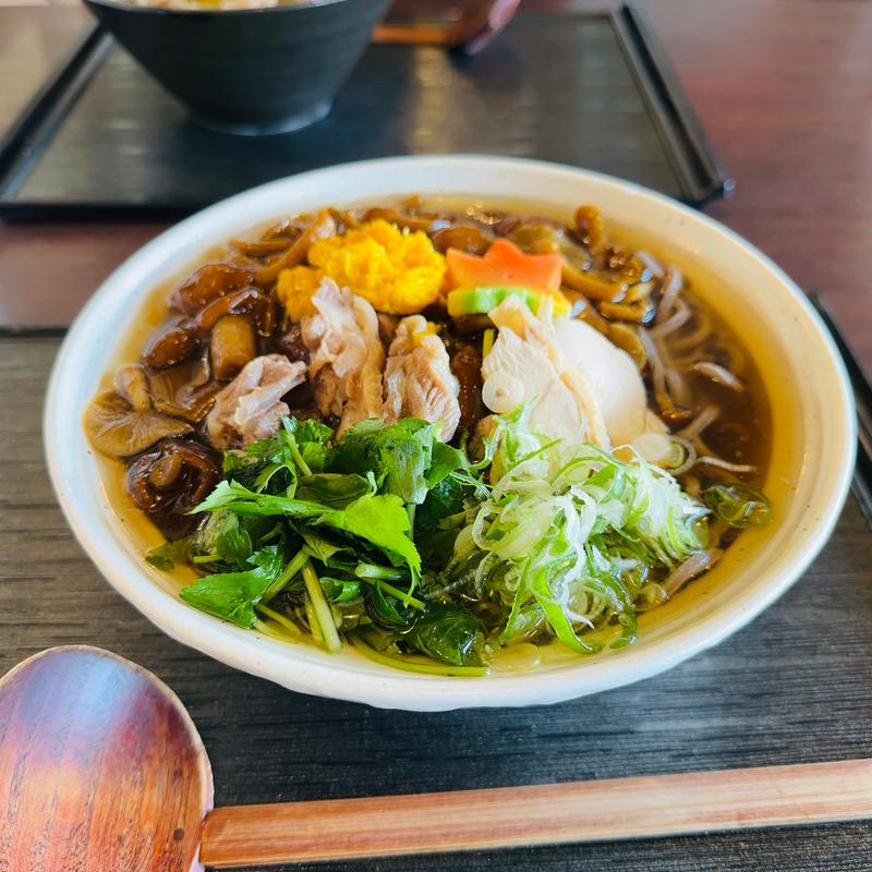 冷たいなめこ肉そば(花いずみ)