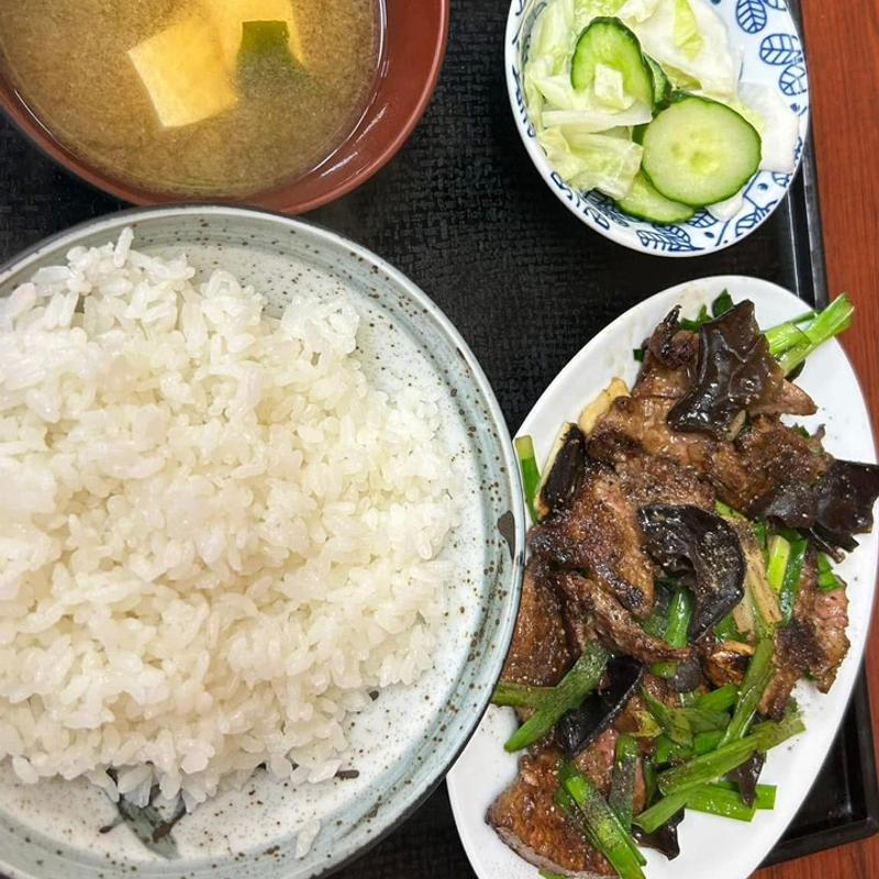 レバニラ炒め定食 半チャーハン(宝亭)