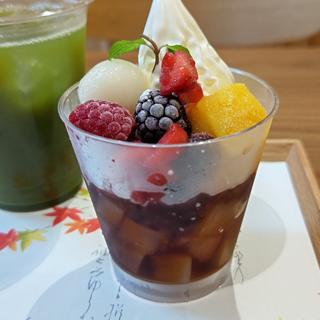 果実のあんみつソフト 黒蜜(鎌倉カフェ K.MINAMOTO ORIKA)