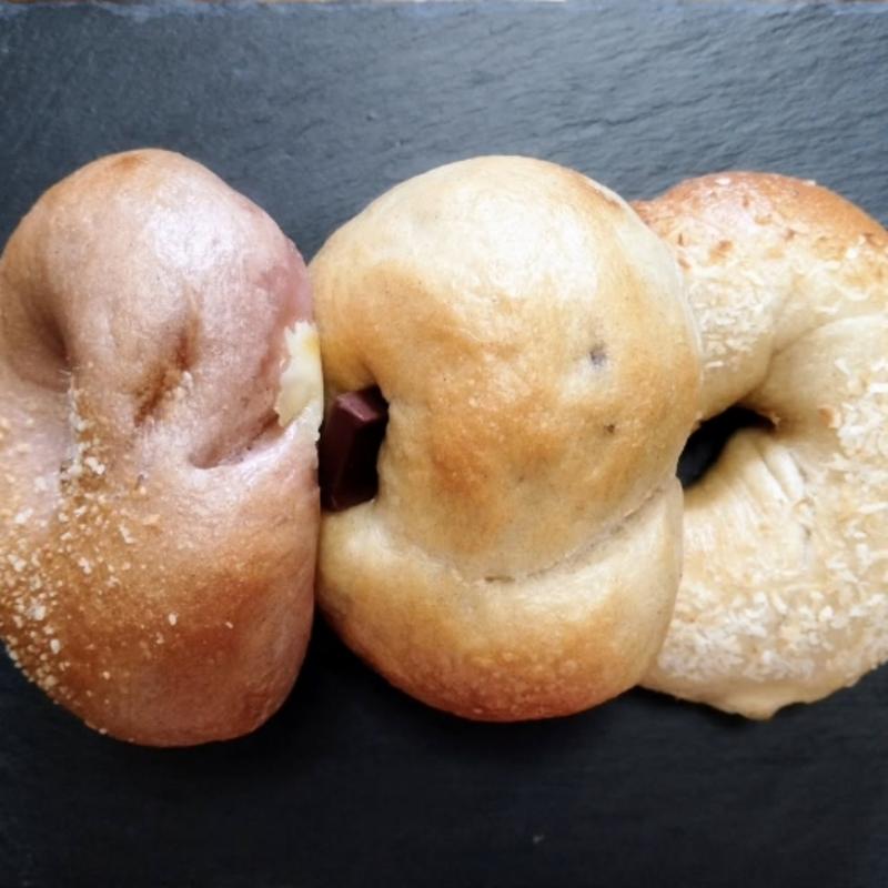 ベーコン・チーズむらさきイモベーグル、チョコ・クルミ塩キャラメルベーグル、信州りんごクリームチーズベーグル(土曜と日曜とソフトクリームとベーグル)