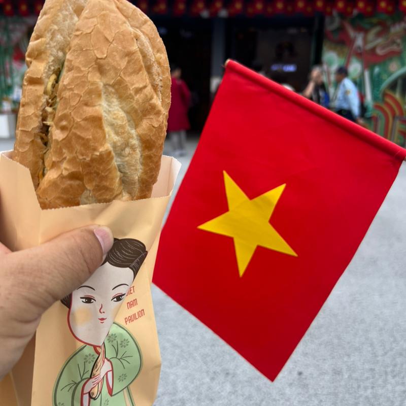 バインミー(ベトナムの豚肉ソーセージサンドイッチ)(ベトナムパビリオン内レストラン（テイクアウト専門）)