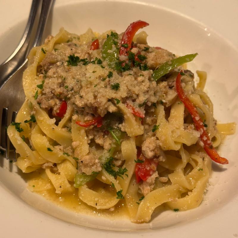 豚ラグーと2色ピーマンのフェットチーネ(オステリア クティオット)