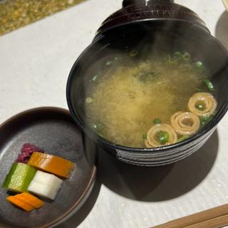 味噌汁　漬け物