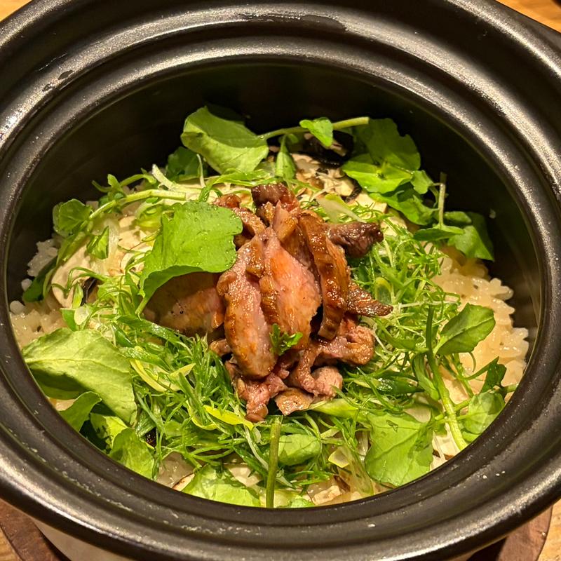 和牛と六甲シャンピニオンの土鍋ご飯(かまど焼 NIKUYOROZU 三鷹店)