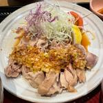 蒸し鶏の生姜ねぎ醤油、たっぷり野菜の麦みそ汁