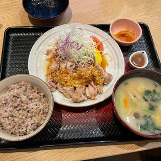 蒸し鶏の生姜ねぎ醤油、たっぷり野菜の麦みそ汁(大戸屋ごはん処 川崎銀柳街店)