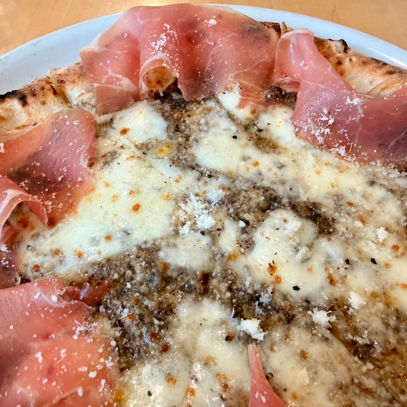 ポルチーニソースと生ハムのピッツァ(ペルケノ)