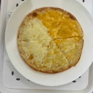 大空町の3種のチーズピザ