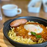 “鉄板パスタ” 粗挽きソーセージと半熟卵のミートソース