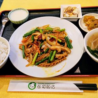 ハチノスとニンニクの芽炒め(熊猫飯店 ぱんだはんてん 横浜中華街)