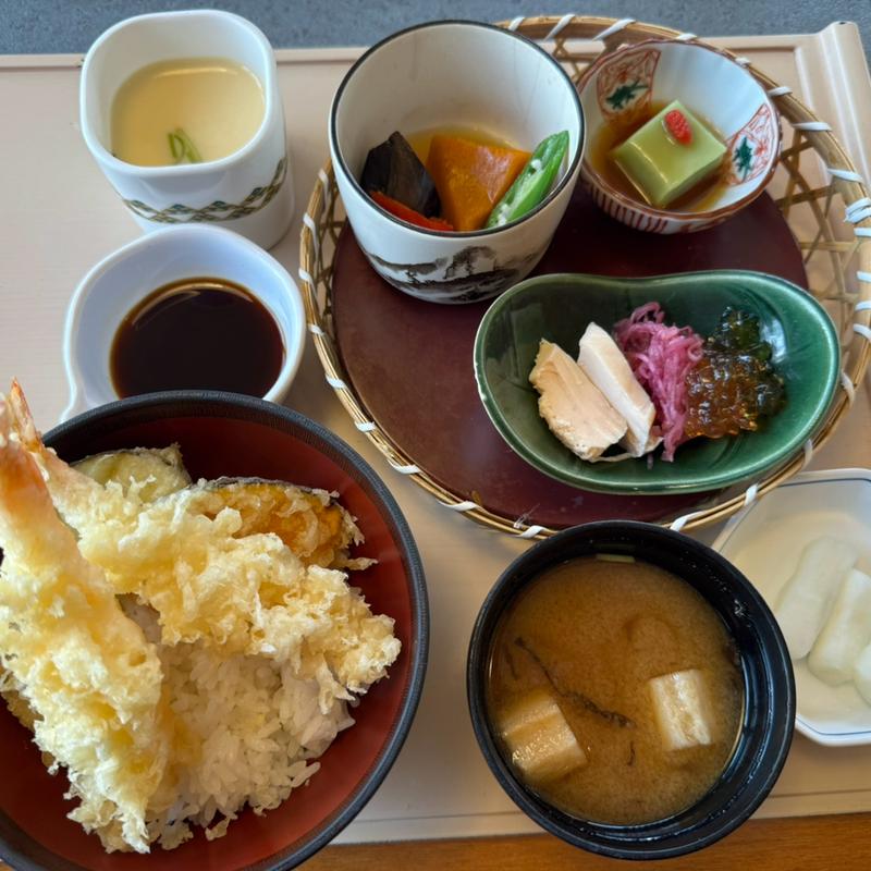 小ぶり海老天丼と季節の籠盛りセット(かごの屋 茨木春日店 )