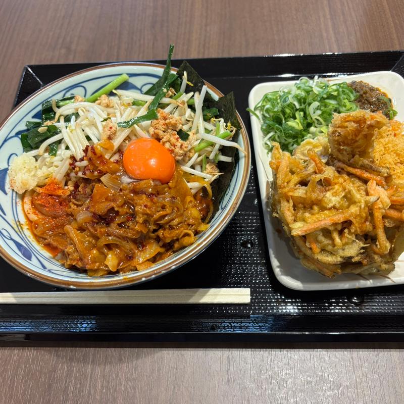 肉盛りニラ玉ぶっかけとごぼうのかき揚げ(丸亀製麺イオンモール岡崎)