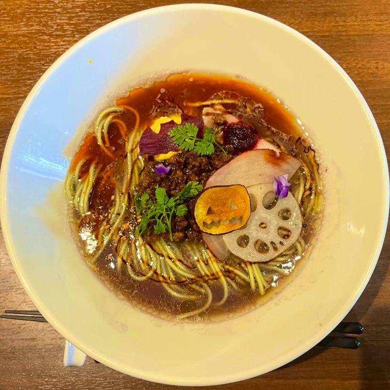 紫芋とビーツ ハロウィン担々麺(らあめん あじるく)