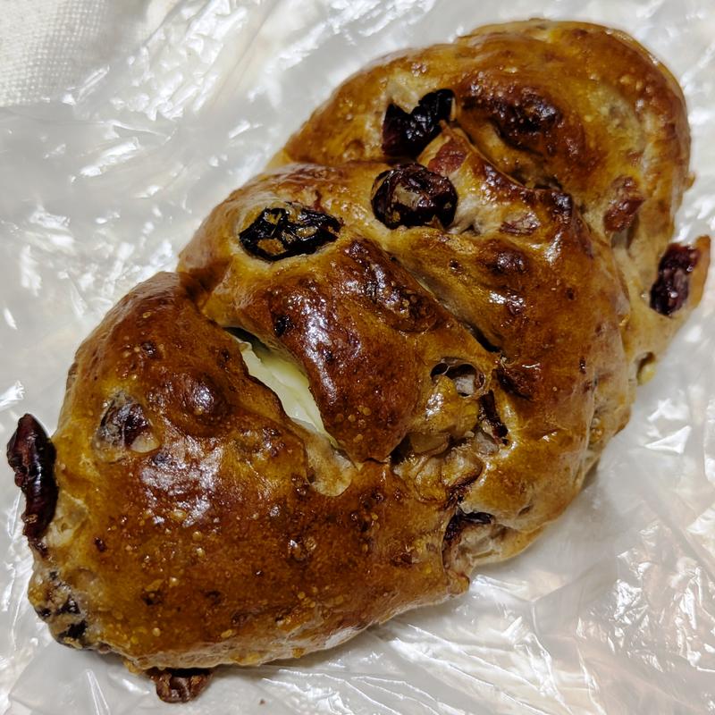 くるみクランベリーとクリームチーズ(パンセ 仙台駅店)