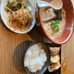 とんこつラーメン　餃子セット