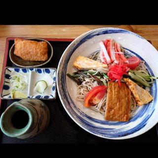 冷やしきつねそば　いなり