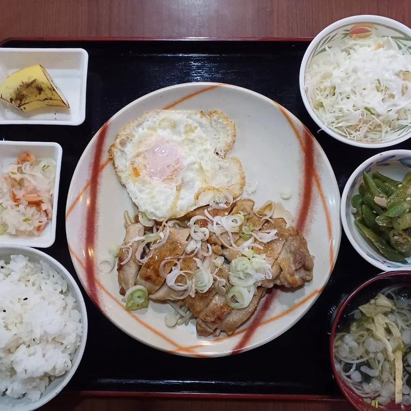 Aランチ チキンソテー定食(アクアリュウム喫茶 慈伴賜)