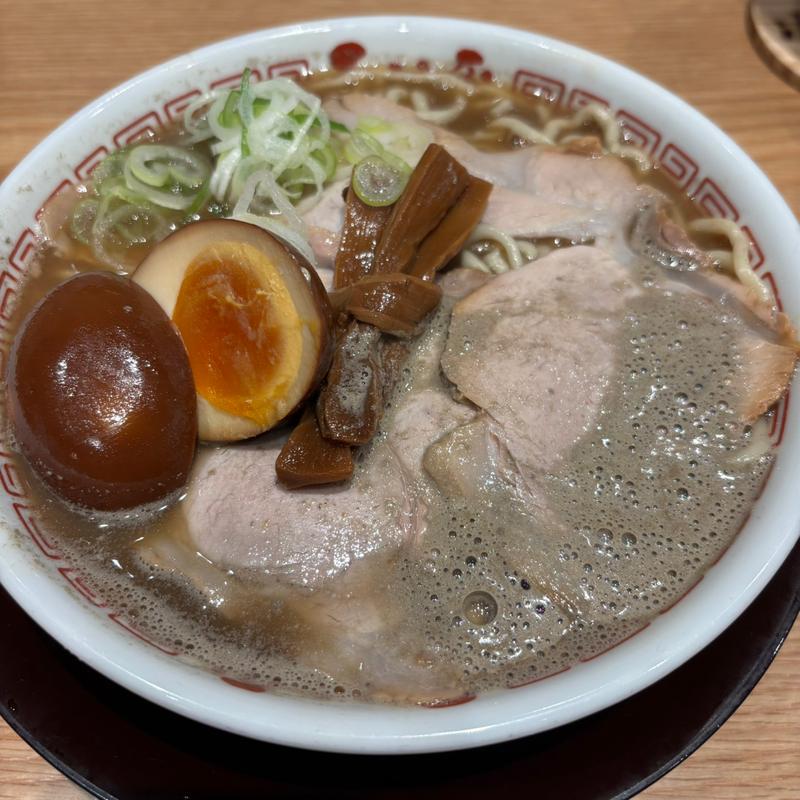 こいくち煮干そば(コク照り完熟玉子入り)、ご飯(生煮干ふりかけ付)(中華そば ひらこ屋 東京ラーメンストリート店)