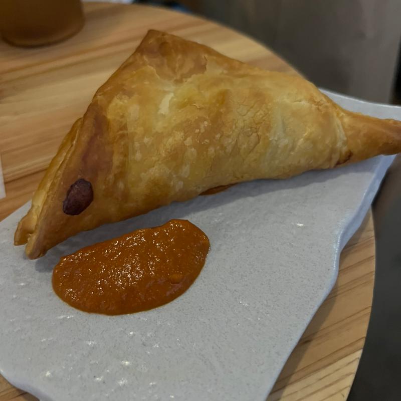 アルー・バシール(スパイス風味のポテトとミントのパイ、バーレーン風トマトソース添え)(バーレーンパビリオン カフェ)