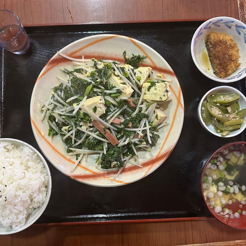 Cランチ カラシナ炒め定食(アクアリュウム喫茶 慈伴賜)