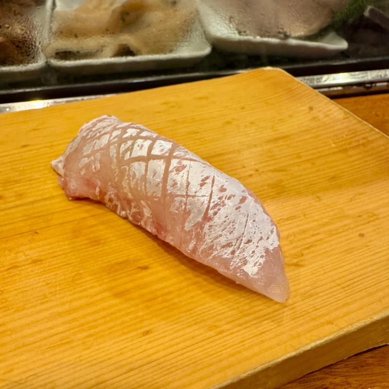 鯛にぎり（腹身）(三府鮨 阪急茨木店)