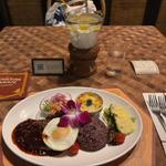 ハンバーグ パイナップル入りBBQソース、エッグ、黒米ライス、サーモンとベジタブルのマリネ、シュリンプとベーコンとアボカドのグラタン、パイナップル、ミニトマト ・チーズクリームドーナツ