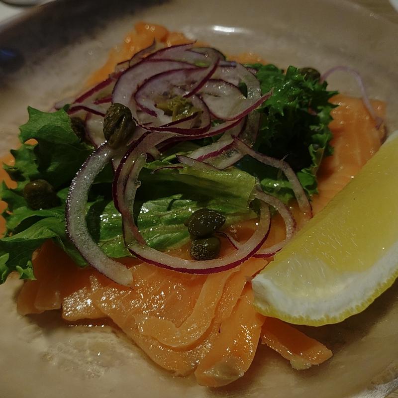 サーモンマリネカルパッチョ(HELIOS NAHA airport Brewery)