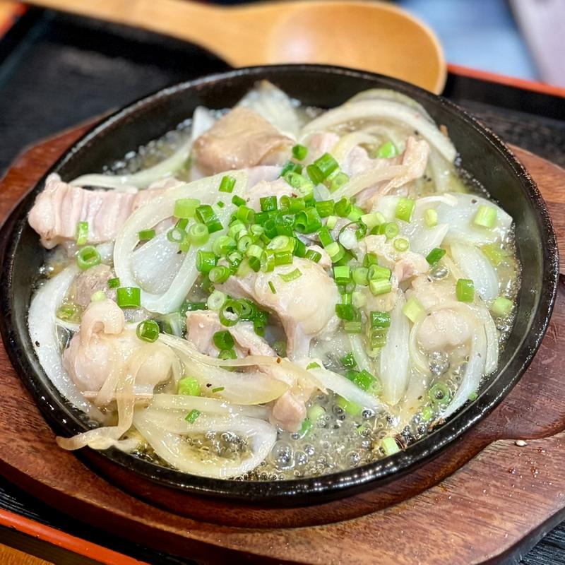 塩だれホルモン鉄板焼き(そば処  丸長)