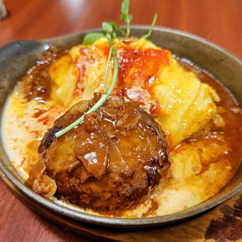 ビーフソースハンバーグとオムライス・北海道生クリーム(ラケル 上大岡店)