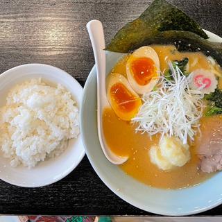 げんこつ味玉ラーメン　半ライス