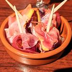 揚げさつまいもと生ハムのピンチョス(大衆肉バル Kamiichi 上大岡)