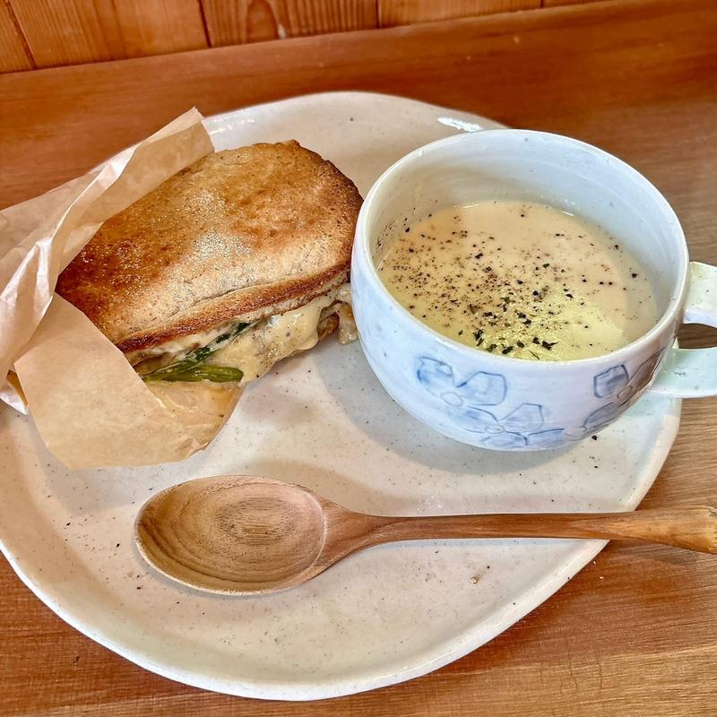 チキンとほうれん草ライ麦自家製パンサンド(Cozy hut （コージーハット）)