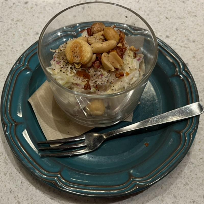 2色キャベツのコールスローサラダ(MARUNOUCHI BASE)